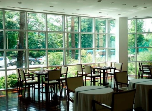 salón luminoso con ventanas de aluminio en Móstoles Madrid